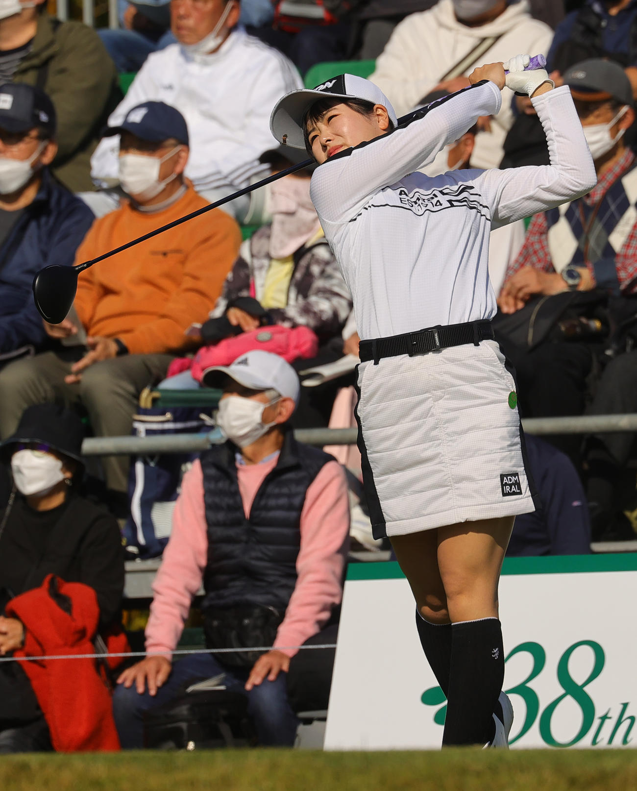 1番で第1打を放つ尾関彩美悠（撮影・野上伸悟）