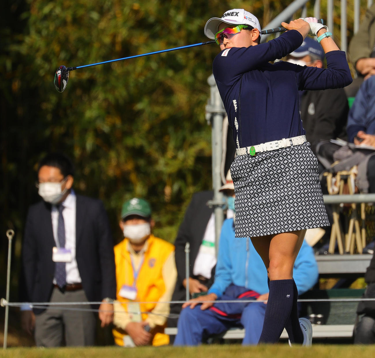 1番で第1打を放つ岩井千（撮影・野上伸悟）