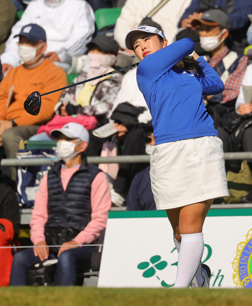 1番で第1打を放つ山下美夢有（撮影・野上伸悟）