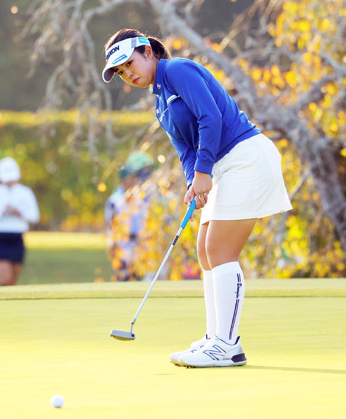 18番、バーディーパットを外す山下美夢有（撮影・野上伸悟）