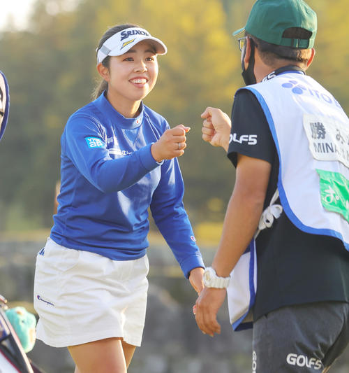 6アンダーで単独首位スタートを切り笑顔の山下美夢有（撮影・野上伸悟）