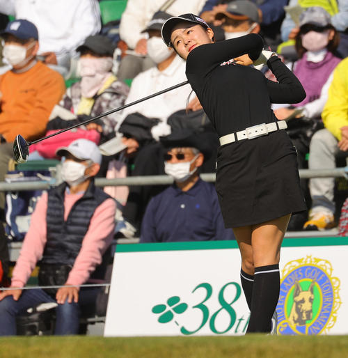 1番で第1打を放つ川崎春花（撮影・野上伸悟）