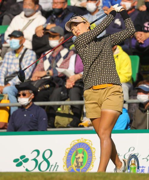 1番で第1打を放つ上田桃子（撮影・野上伸悟）