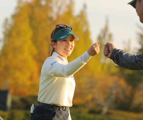 5アンダー2位タイスタートを切り、笑顔でグータッチの西村優菜（撮影・野上伸悟）