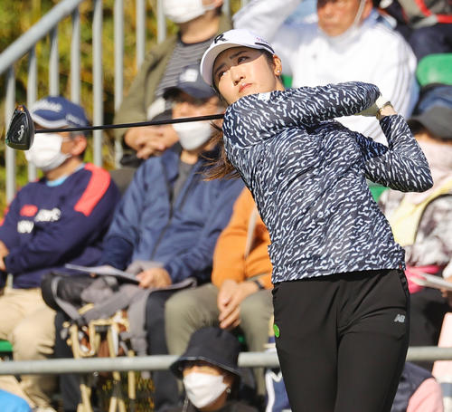 1番で第1打を放つ稲見萌寧（撮影・野上伸悟）