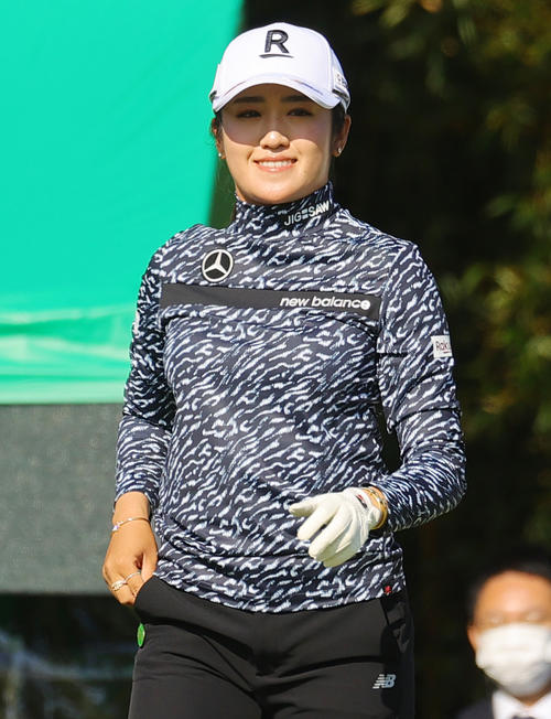 1番で第1打を放ち笑顔で歩き出す稲見萌寧（撮影・野上伸悟）