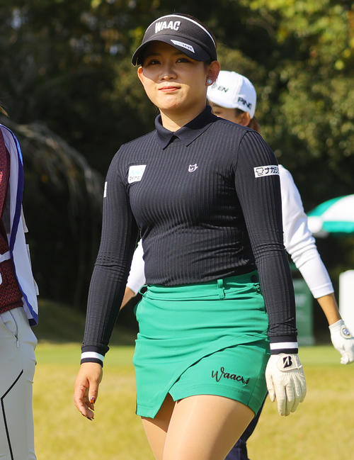 1番で第1打を放ち歩き出す吉本ひかる（撮影・野上伸悟）