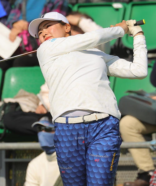 1番で第1打を放つ桑木志帆（撮影・野上伸悟）