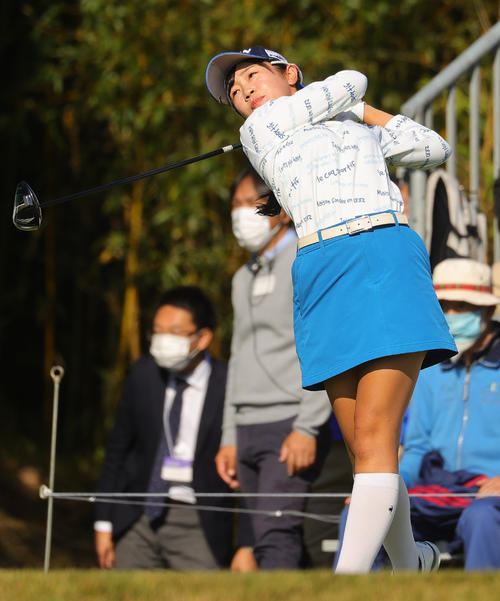 1番で第1打を放つ菅沼菜々（撮影・野上伸悟）