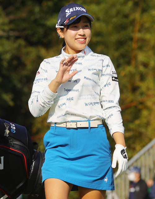 1番で第1打を放ち笑顔の菅沼菜々（撮影・野上伸悟）