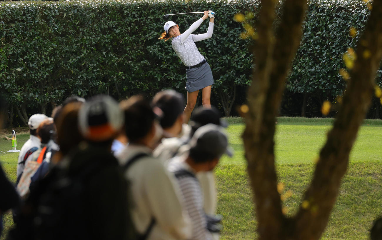 14番で第1打を放つ馬場咲希（撮影・野上伸悟）