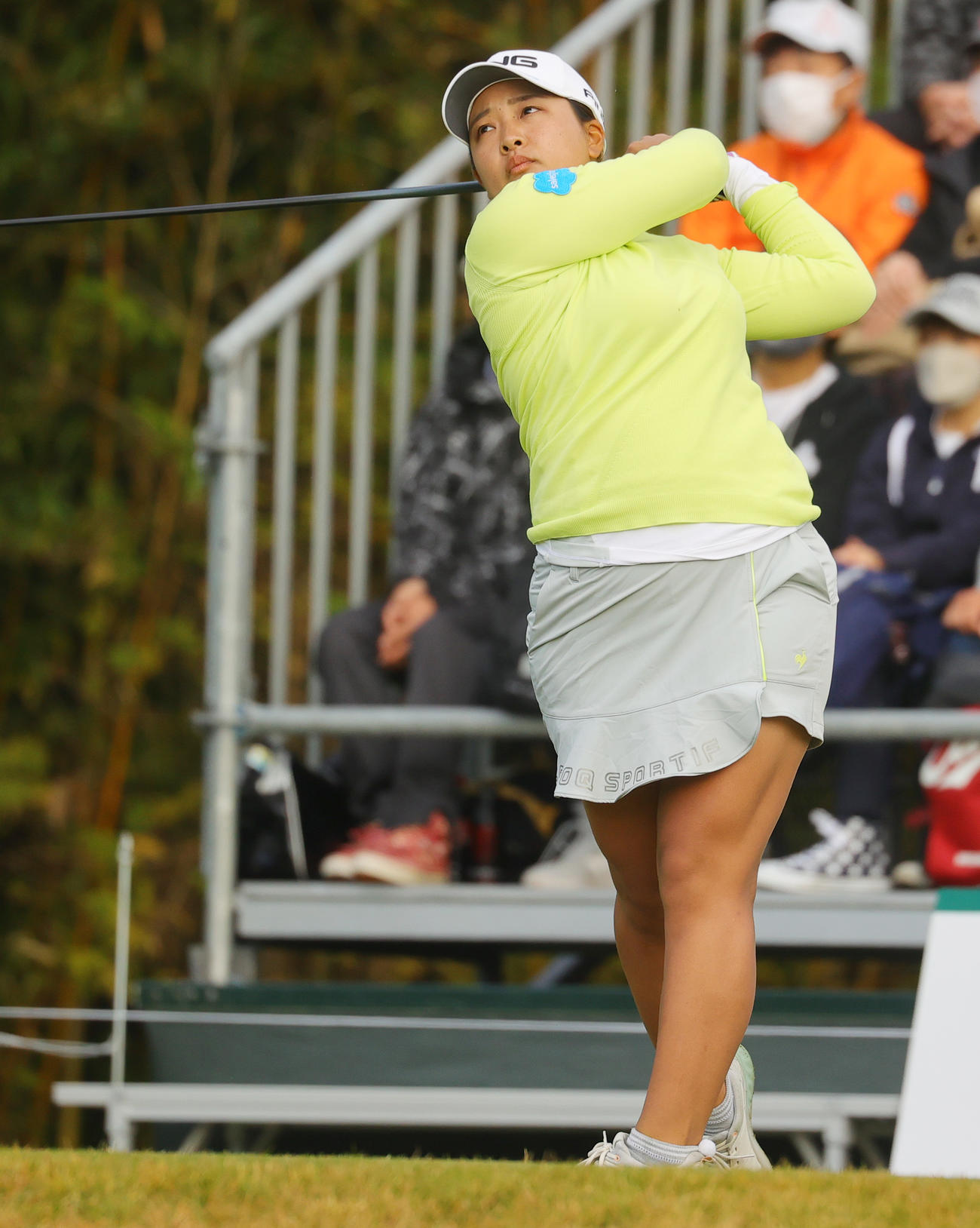 1番、第1打を放つ鈴木愛（撮影・野上伸悟）