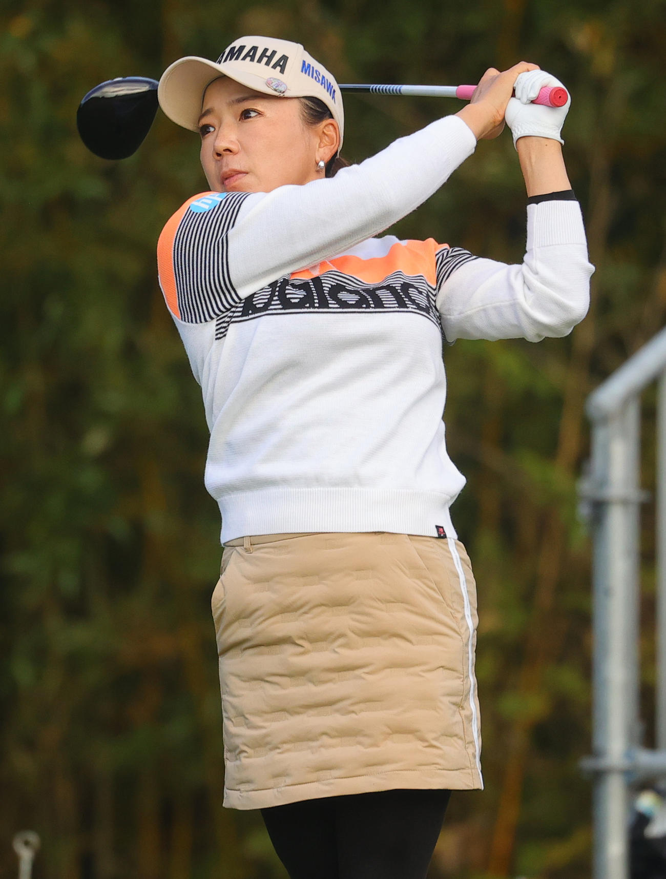 1番、第1打を放つ有村智恵（撮影・野上伸悟）