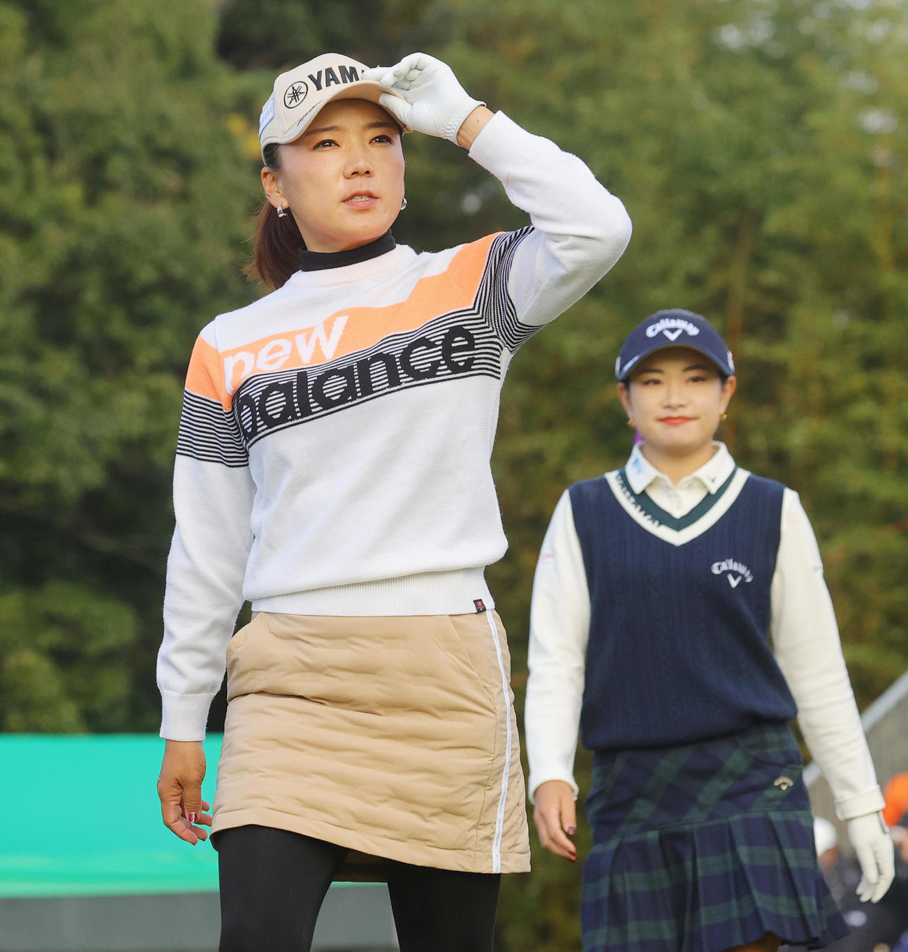 1番、第1打を放ち歩き出す有村智恵（撮影・野上伸悟）