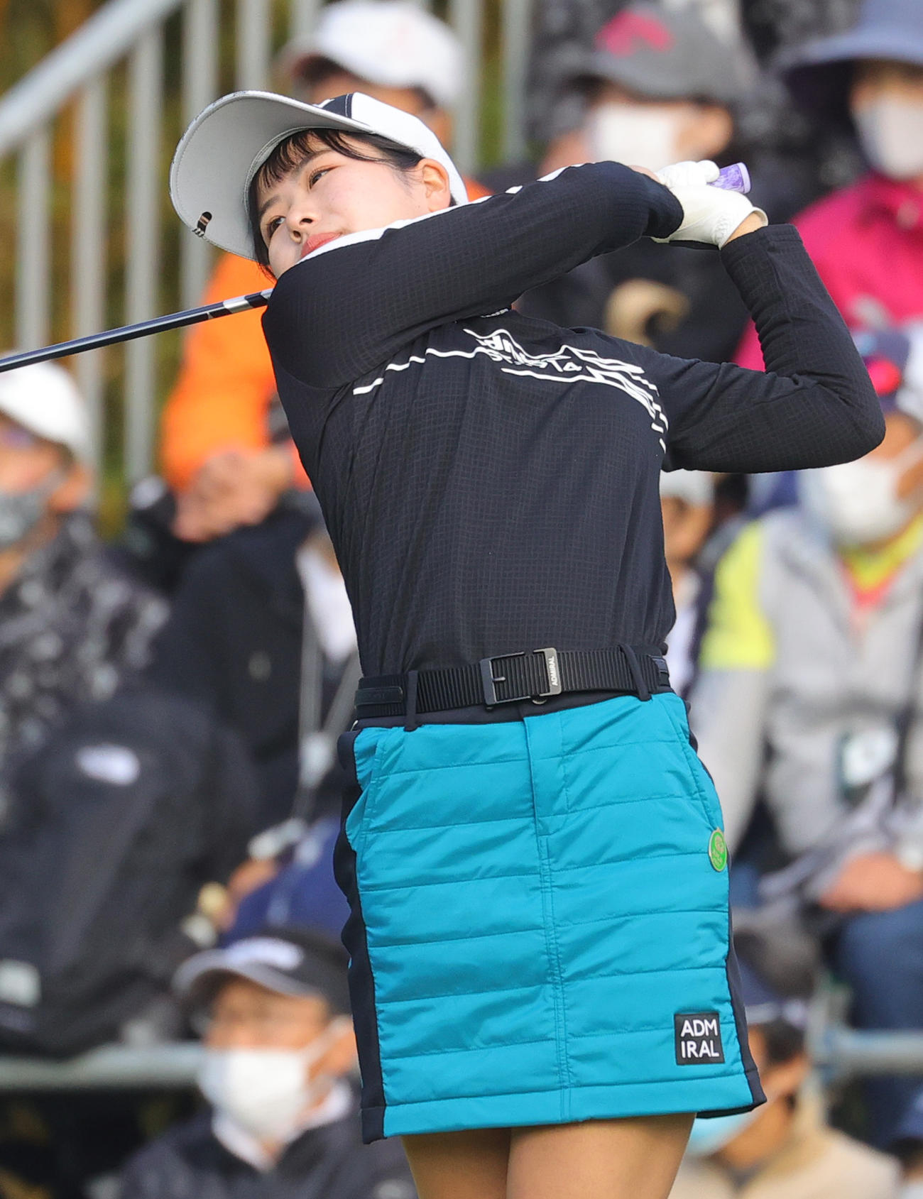 1番、第1打を放つ尾関彩美悠（撮影・野上伸悟）