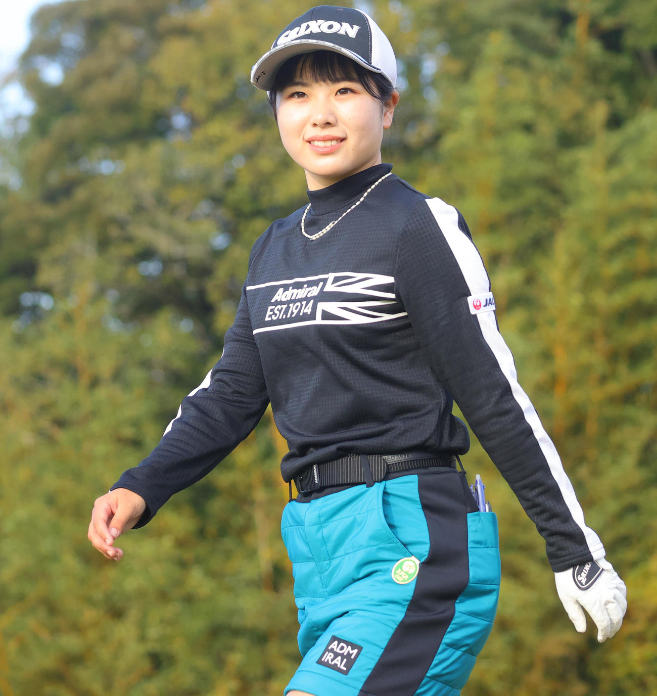 1番、第1打を放ち歩き出す尾関彩美悠（撮影・野上伸悟）