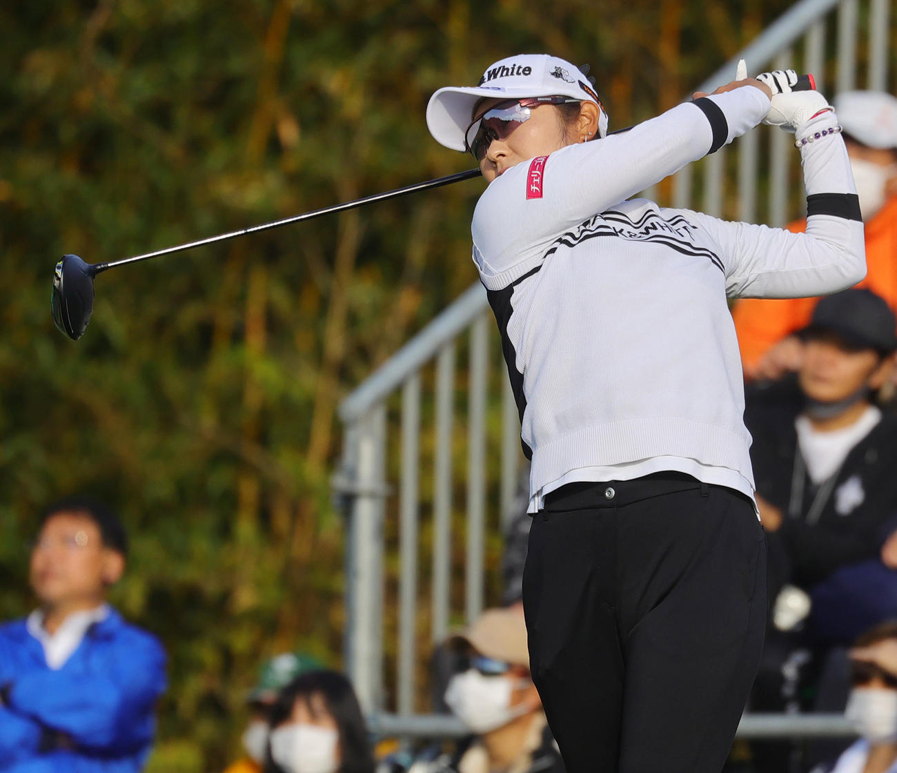 1番、第1打を放つ藤田さいき（撮影・野上伸悟）