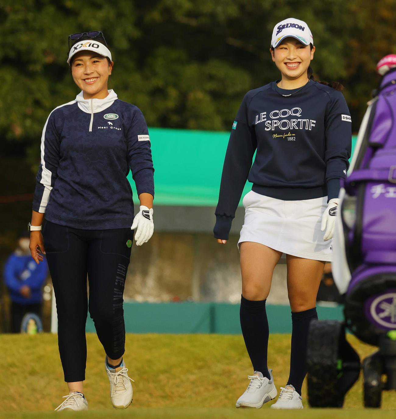 1番、第1打を放ち笑顔で歩き出す青木瀬令奈（左）と小祝さくら（撮影・野上伸悟）