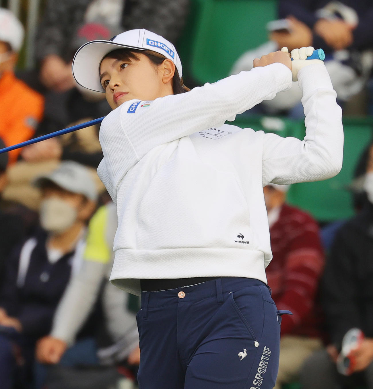 1番、第1打を放つ木下彩（撮影・野上伸悟）