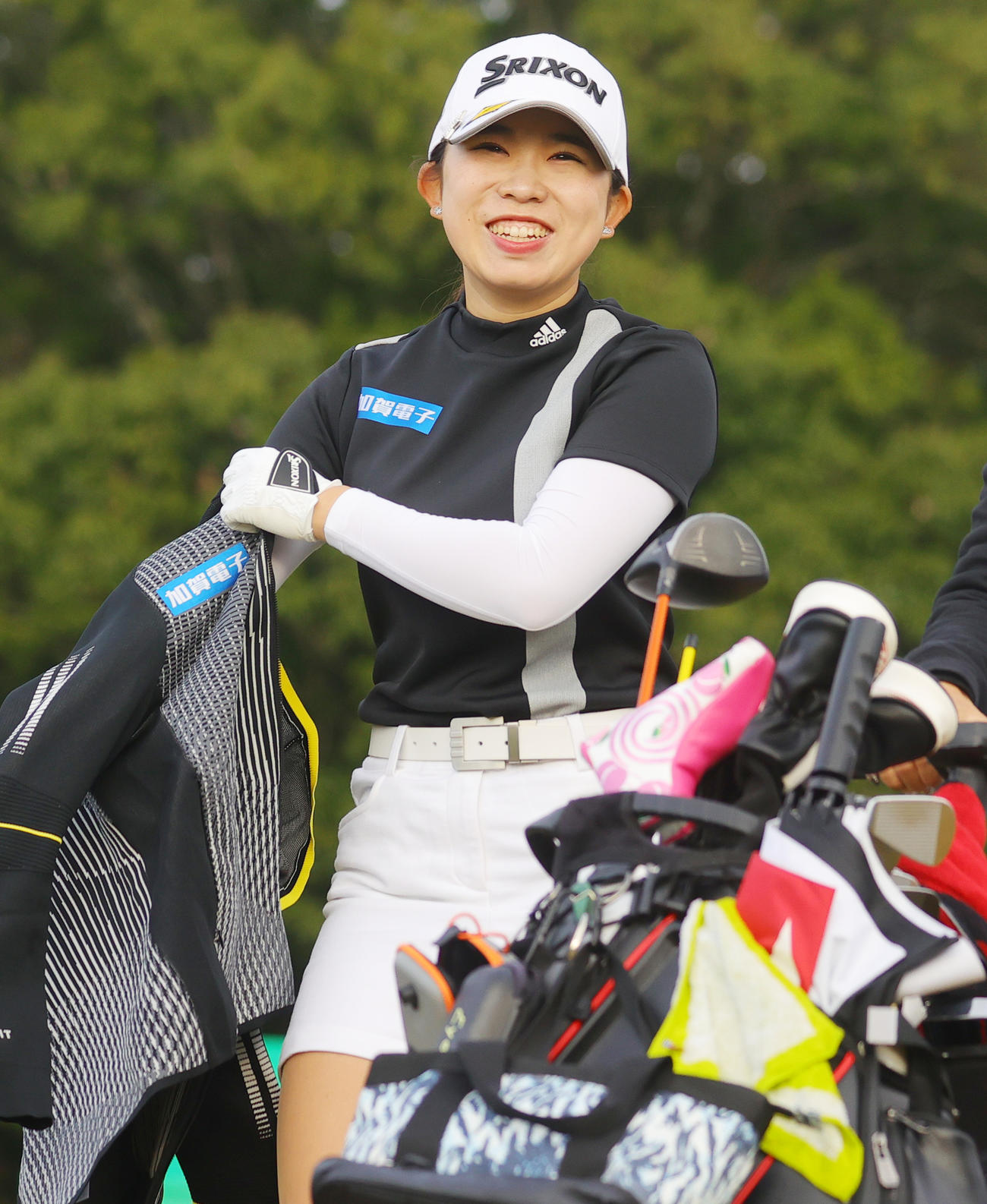 1番、第1打を放ち笑顔の内田ことこ（撮影・野上伸悟）