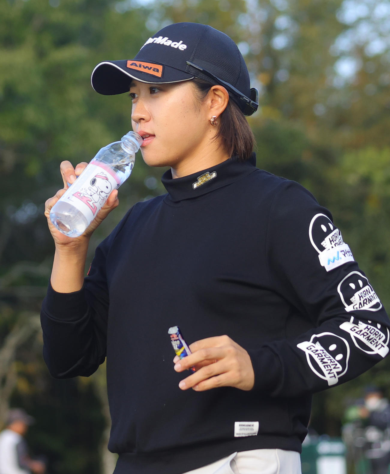 水分補給する泉田琴菜（撮影・野上伸悟）