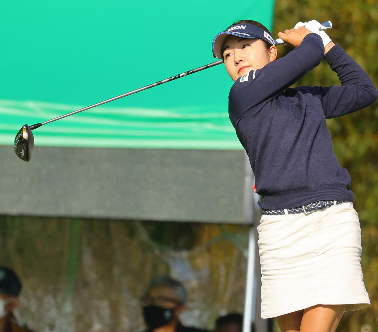 1番、第1打を放つ岸部桃子（撮影・野上伸悟）