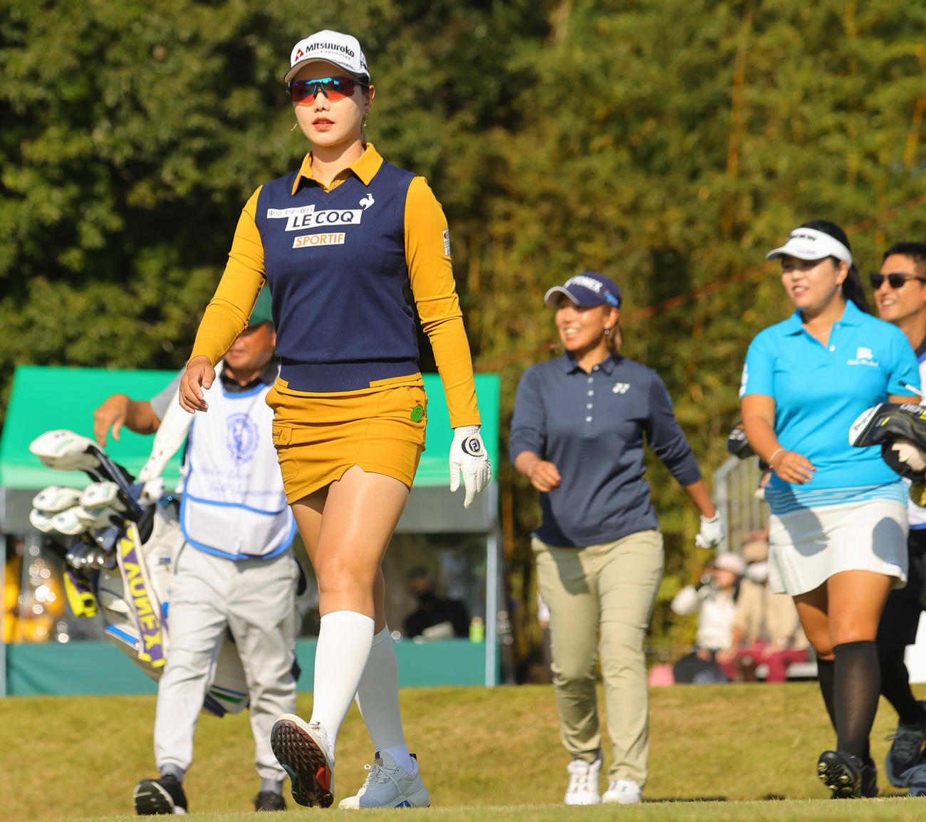 1番、第1打を放ち歩き出すセキ・ユウティン（撮影・野上伸悟）