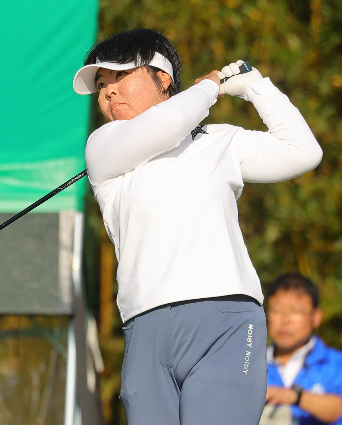 1番、第1打を放つ不動裕理（撮影・野上伸悟）