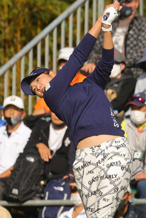 1番、第1打を放つ原英莉花（撮影・野上伸悟）