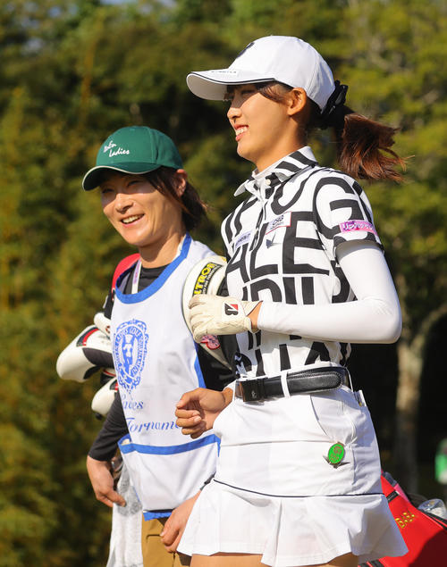 1番、第1打を放ち笑顔でスタートする馬場咲希（撮影・野上伸悟）