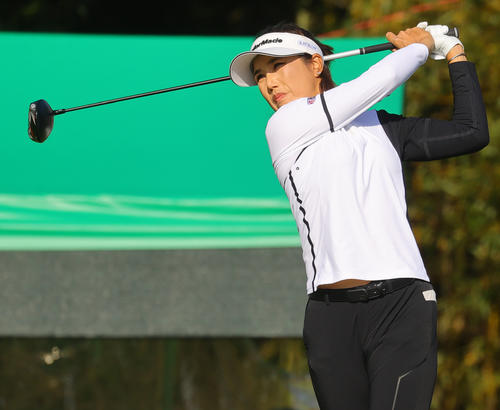 1番、第1打を放つ全美貞（撮影・野上伸悟）