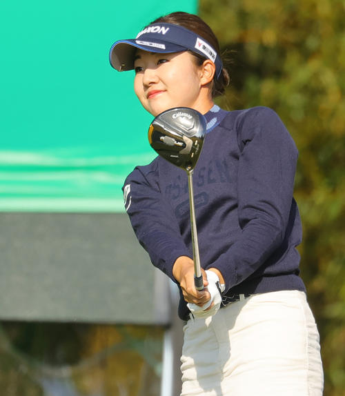 1番、第1打を放つ岸部桃子（撮影・野上伸悟）