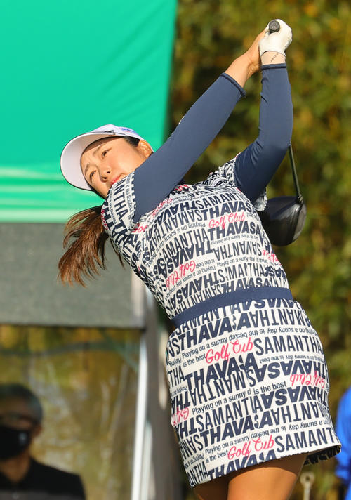 1番、第1打を放つ阿部未悠（撮影・野上伸悟）