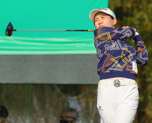 1番、第1打を放つ永井花奈（撮影・野上伸悟）