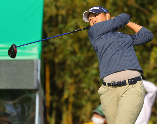 1番、第1打を放つ若林舞衣子（撮影・野上伸悟）