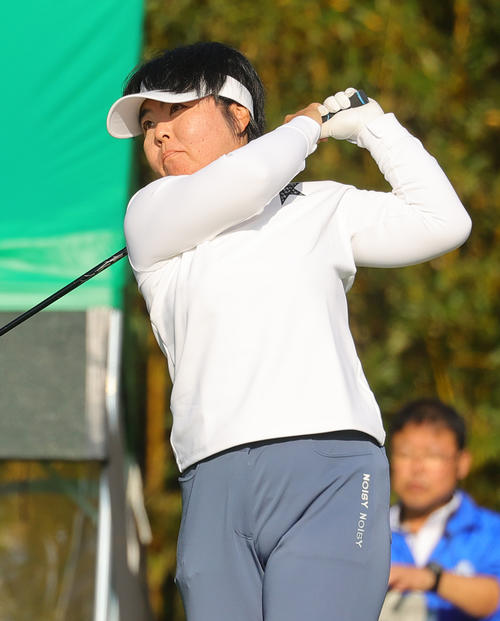 1番、第1打を放つ不動裕理（撮影・野上伸悟）