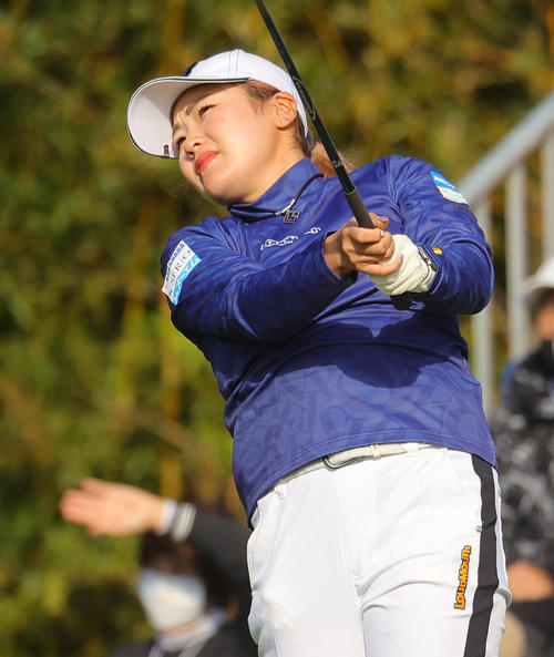 1番、第1打を放つ桑木志帆（撮影・野上伸悟）