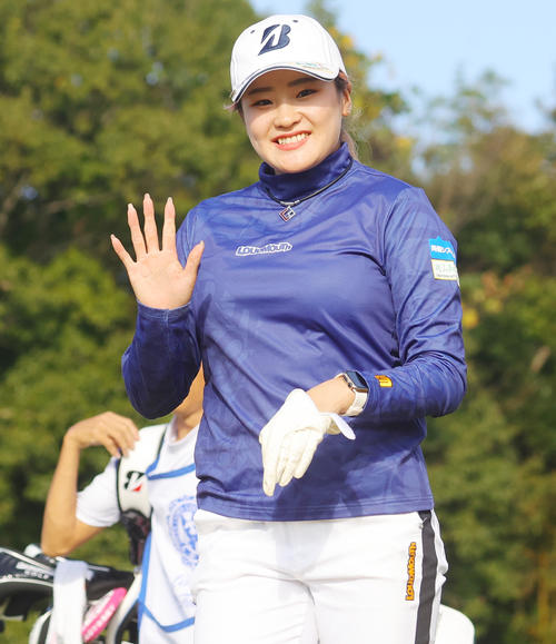 1番、第1打を放ち笑顔でカメラに手を振る桑木志帆（撮影・野上伸悟）