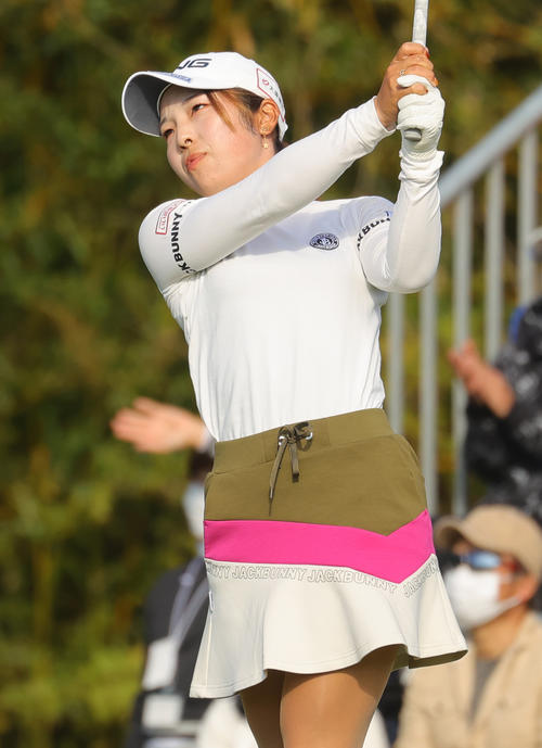 1番、第1打を放つ佐久間朱莉（撮影・野上伸悟）