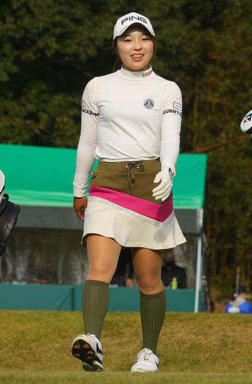 1番、第1打を放ち笑顔で歩き出す佐久間朱莉（撮影・野上伸悟）