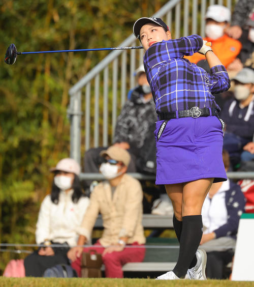 1番、第1打を放つ後藤未有（撮影・野上伸悟）