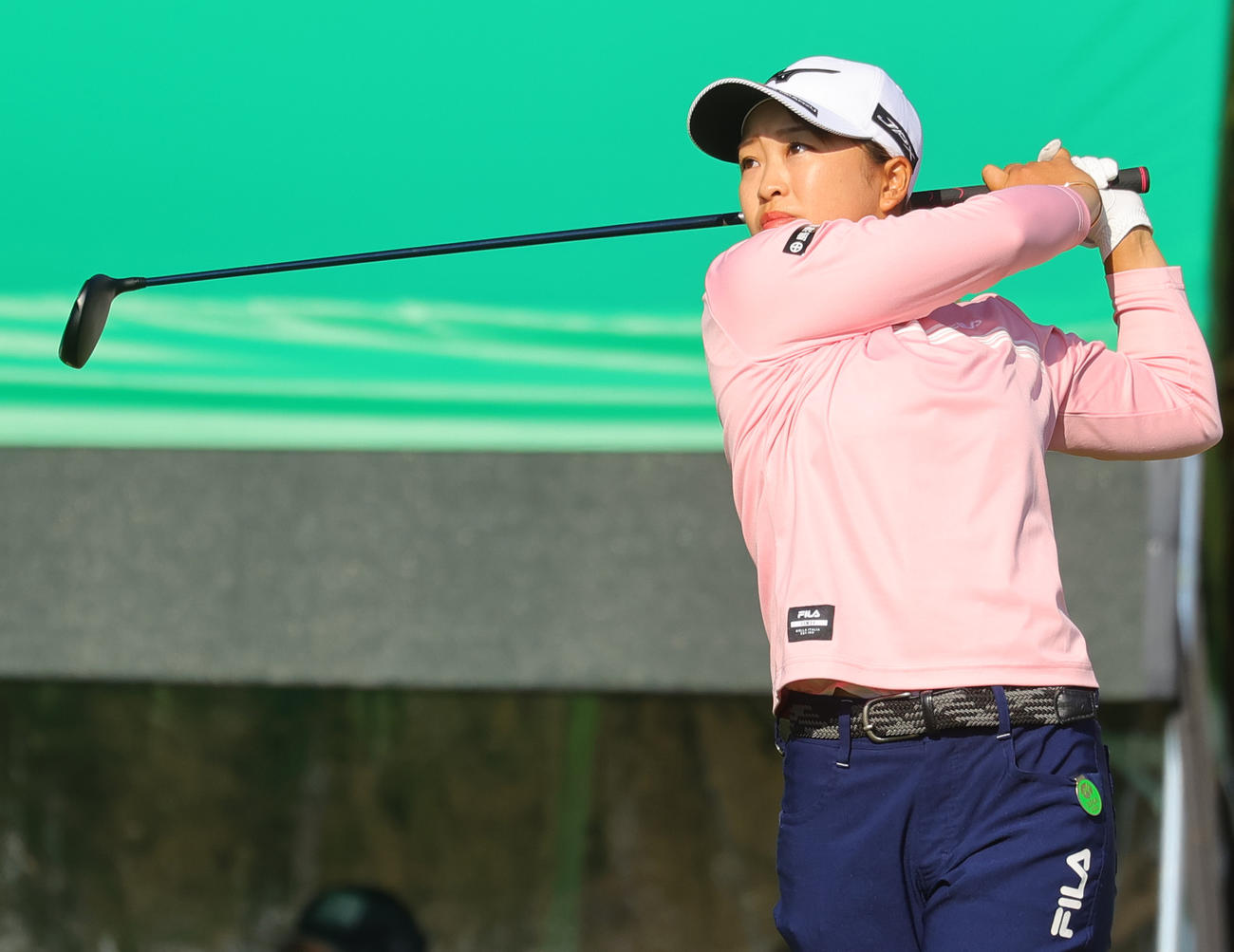 1番、第1打を放つ西郷真央（撮影・野上伸悟）