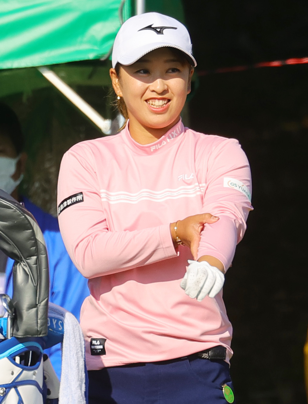 1番、第1打を放ち笑顔を見せる西郷真央（撮影・野上伸悟）
