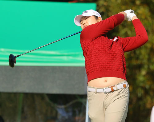 1番、第1打を放つイ・ミニョン（撮影・野上伸悟）