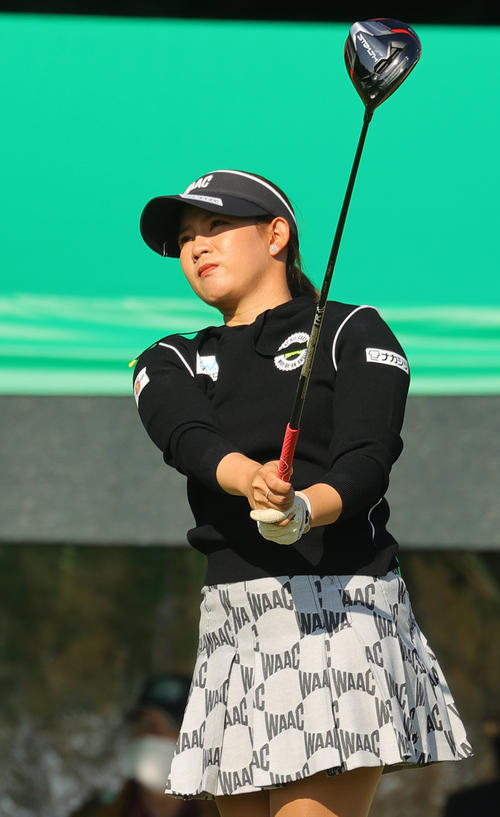 1番、第1打を放つ吉本ひかる（撮影・野上伸悟）