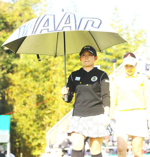 1番、第1打を放ち、歩き出す吉本ひかる（撮影・野上伸悟）