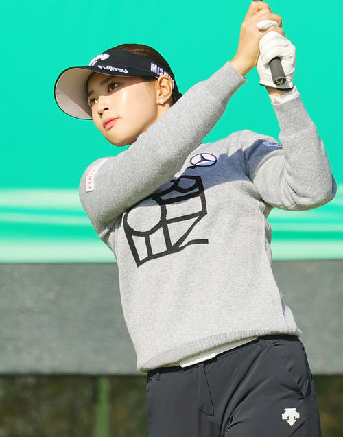 1番、第1打を放つ柏原明日架（撮影・野上伸悟）