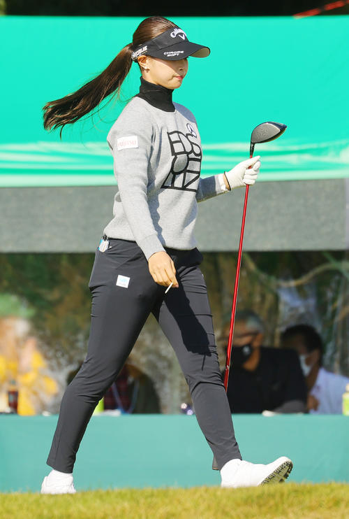 1番、第1打を放った柏原明日架（撮影・野上伸悟）