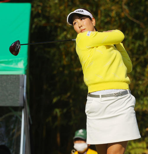 1番、第1打を放つ福田真未（撮影・野上伸悟）