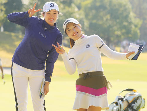 番を終え笑顔でVサインの桑木志帆（左）と佐久間朱莉（撮影・野上伸悟）